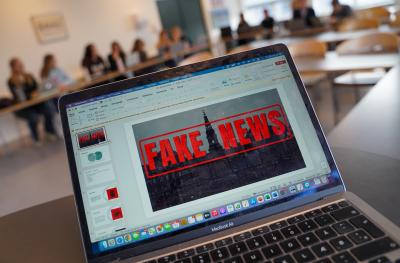 Skærmen på lærerens bærbare, Hvor der står 'Fake News' med stor rød skrift.