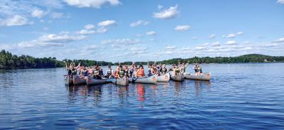 De nye 1.g'ere på introtur til Sverige. På billedet sejler de i kano på en sø. De er glade.