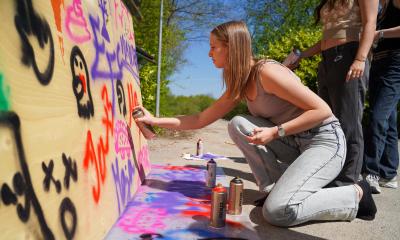 Elever laver street art uden for skolen