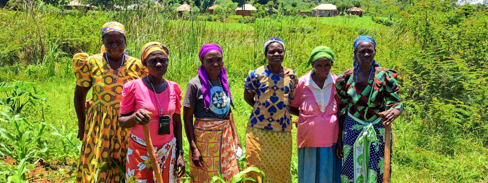 BOAG Begins i Kenya. Seks afrikanske kvinder står i marken.