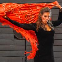 Flamencodanseren danser med et stort rødt tørklæde.