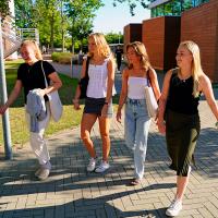 Fire piger fra Borupgaard Gymnasium returnerer til skolen for første gang efter sommerferien