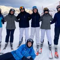 Syv elever poserer for kameraet på ski