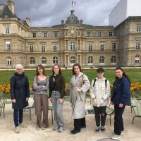 Fem elever og en lærer i Paris