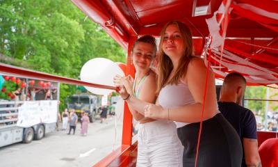 To piger fra 2.g pynter en rød vogn til vognturen. De står i  vognen og smiler til kameraet.