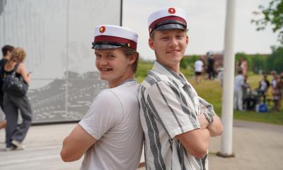 To studenterdrenge poserer for kameraet foran Musikhuset.