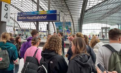Eleverne står på en perron på Berlin Haupbahnhof