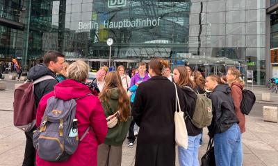 Eleverne står foran Berlin Haupbahnhof